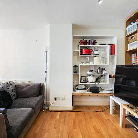 Vibrant Clapham Double Bedroom Лондон Экстерьер фото