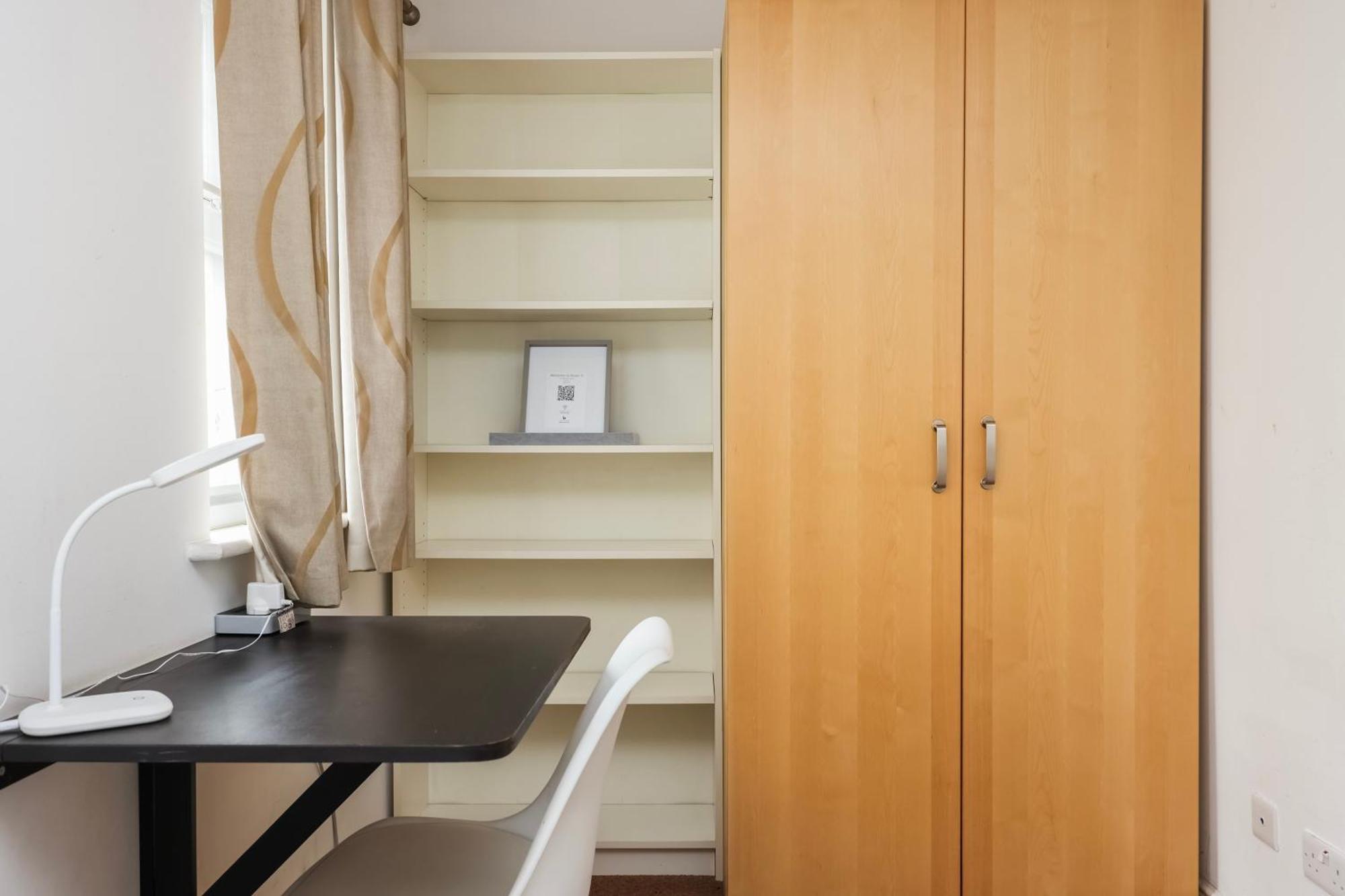 Vibrant Clapham Double Bedroom Лондон Экстерьер фото