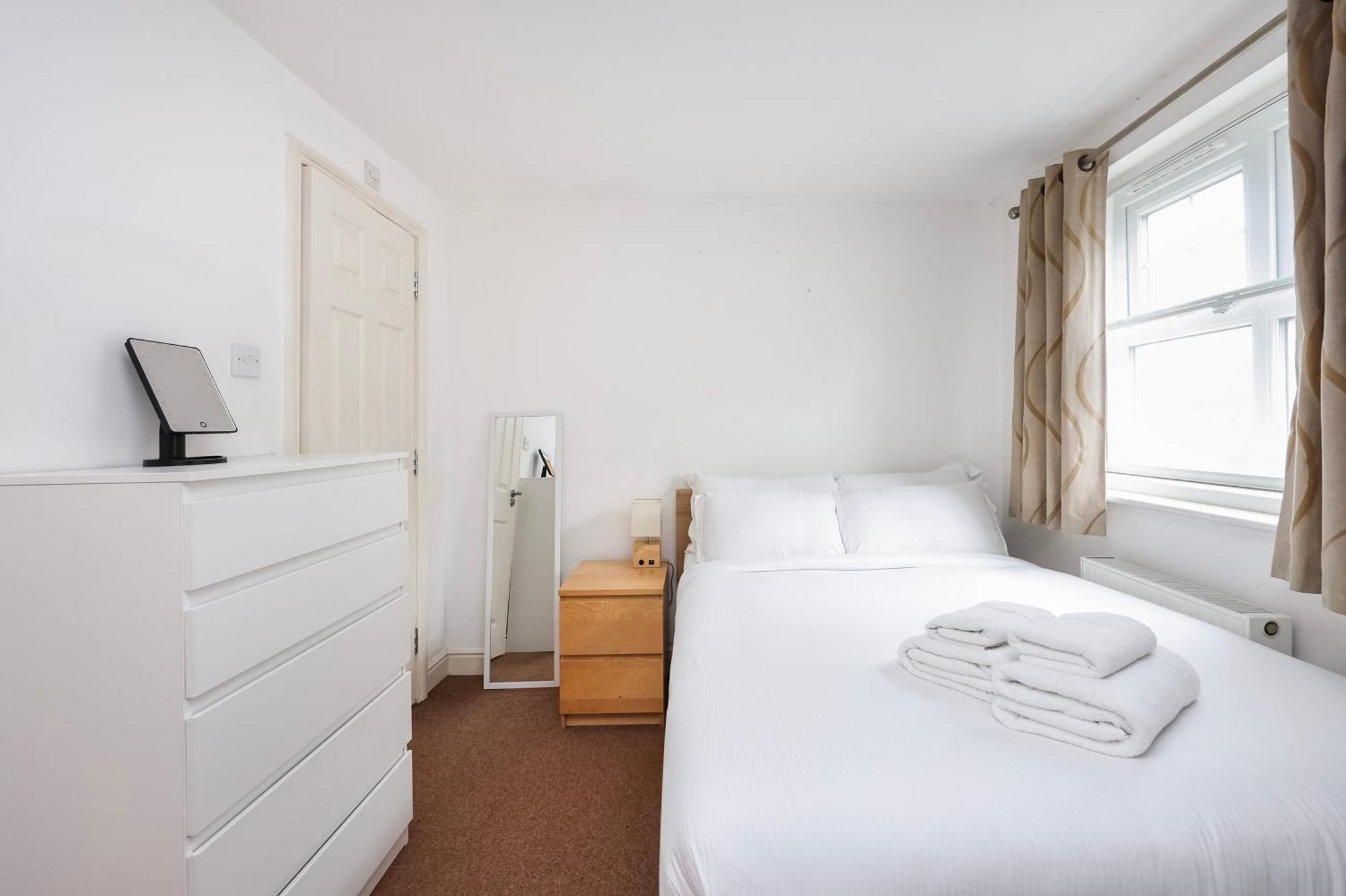 Vibrant Clapham Double Bedroom Лондон Экстерьер фото