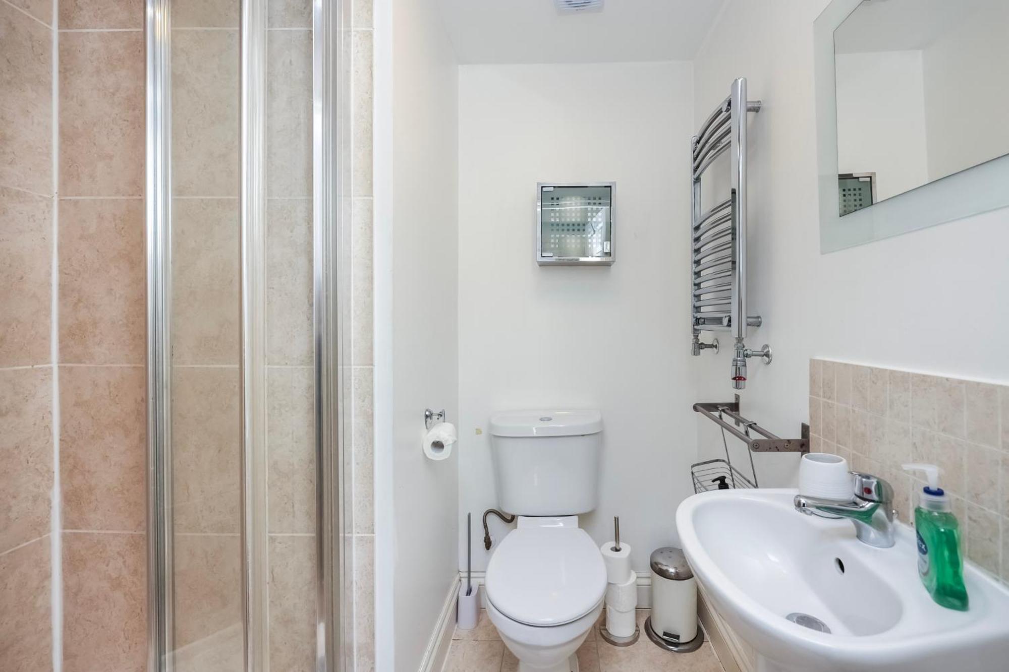 Vibrant Clapham Double Bedroom Лондон Экстерьер фото