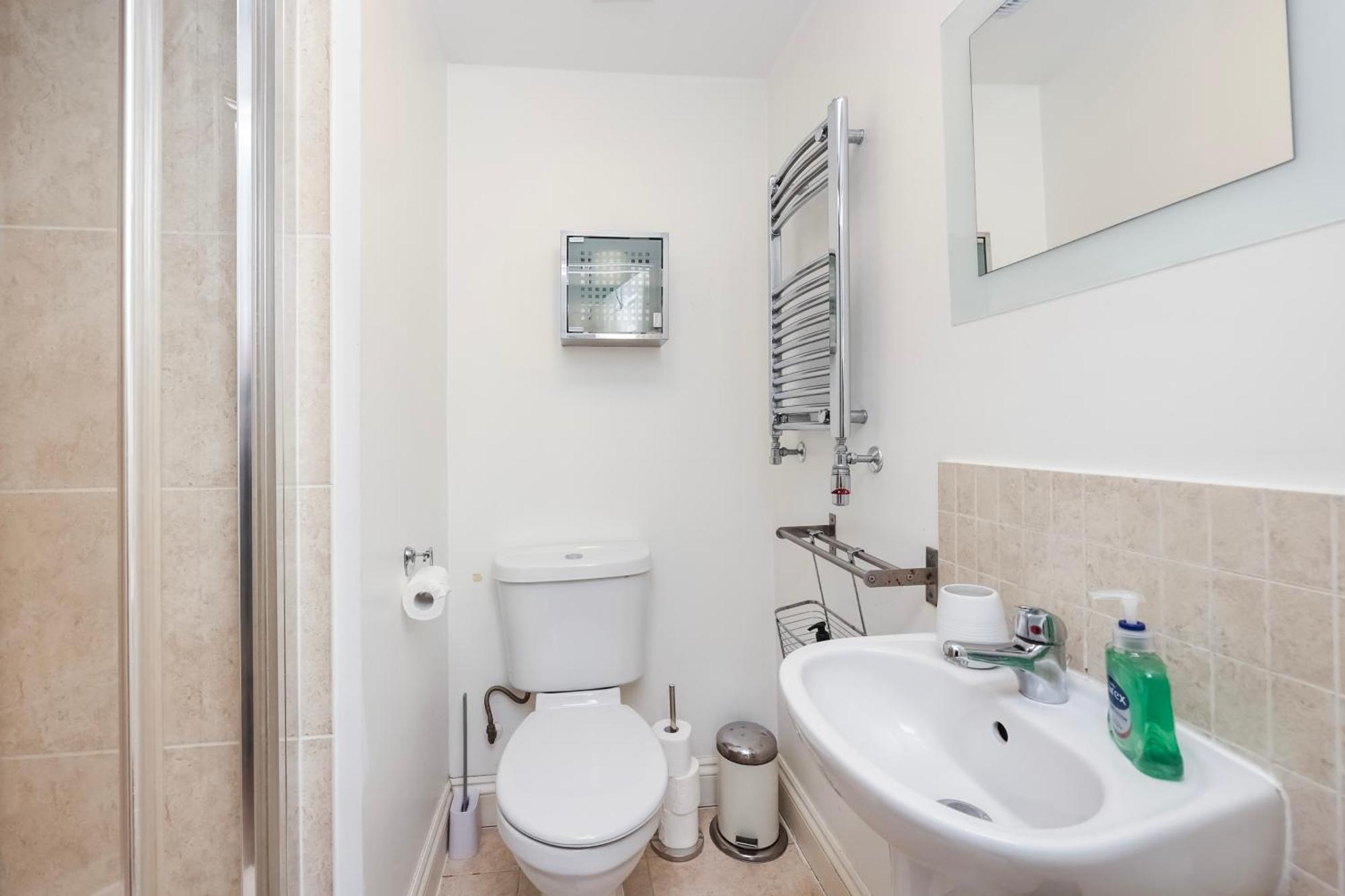 Vibrant Clapham Double Bedroom Лондон Экстерьер фото